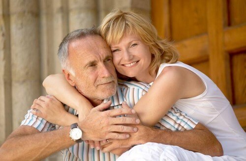 Coppia matura che si ama.