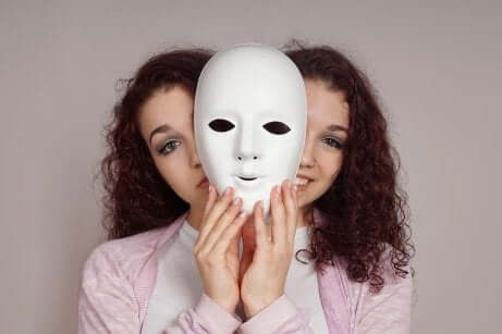 Donna bipolare con maschera.