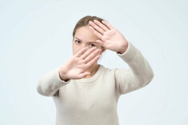 Afefobia: come superare la fobia di essere toccati?