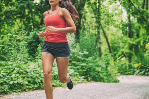 Donna che corre al parco.