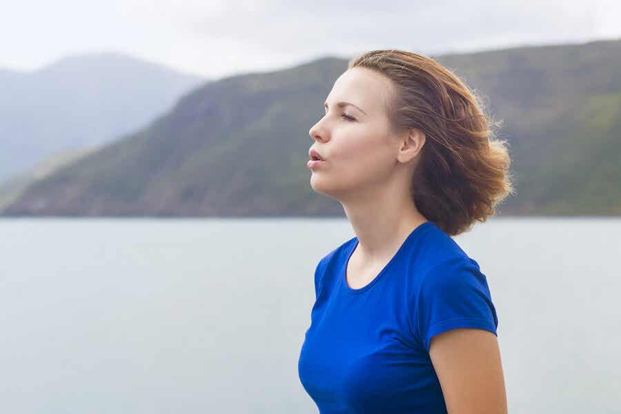 Ragazza respira a fondo durante allenamento.