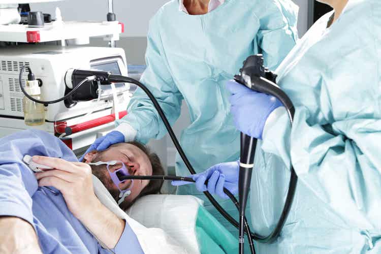 Medico realizza endoscopia per estrarre lisca incastrata in gola.