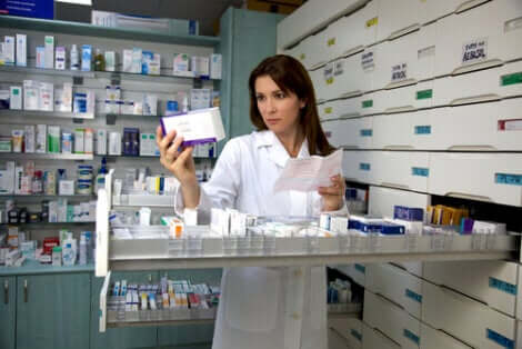 Farmacista al lavoro.