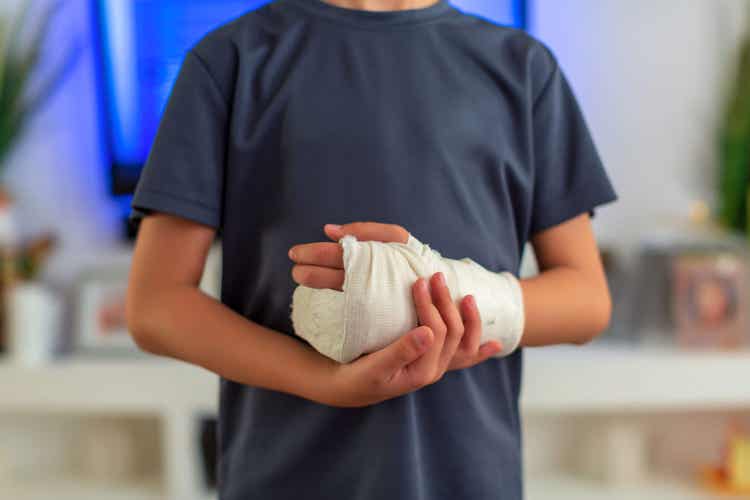 Uomo con mano fasciata.