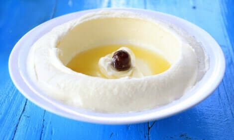 Ricetta del labneh: labneh con oliva.