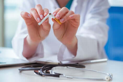 Medico che spezza una sigaretta.