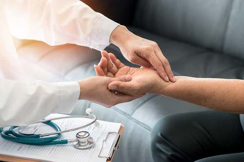 Medico che misura il polso.