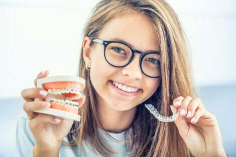 Ragazza con apparecchio.