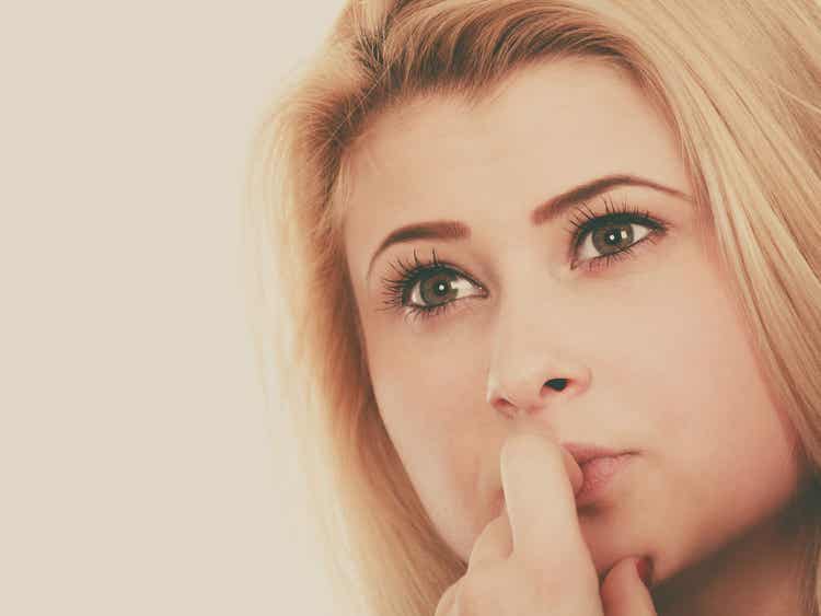 Ragazza riflette sullo effetto Dunning Kruger.