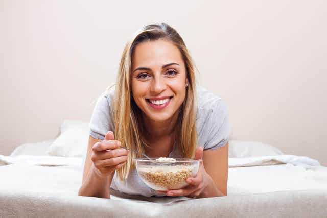 Ragazza sorridente che mangia.