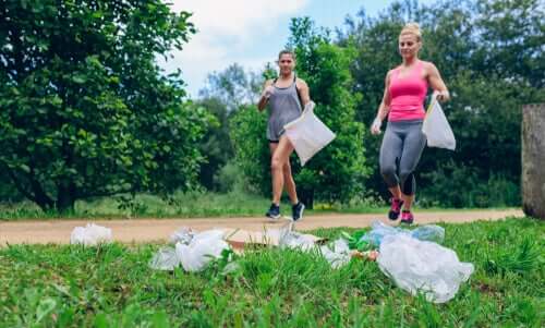 Coppia di donne che fanno plogging.