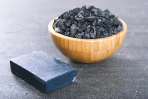 Fare il sapone al carbone attivo: 2 metodi