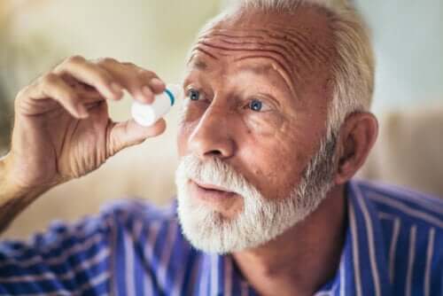 Uomo con glaucoma ad angolo aperto.