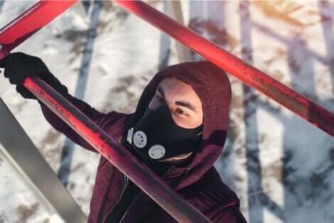 Maschere per allenamento: uomo che si allena indossando una maschera.