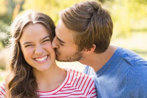 Ragazzo che bacia una ragazza sulla guancia e filematologia.