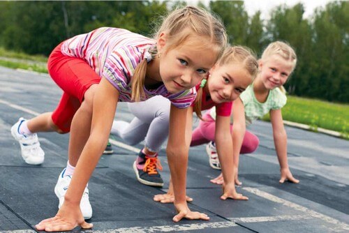 Bambine che praticano atletica.