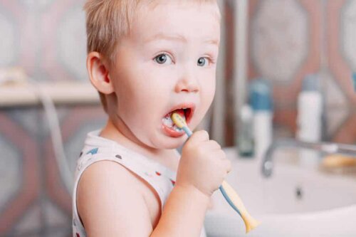Bambino che si spazzola i denti.