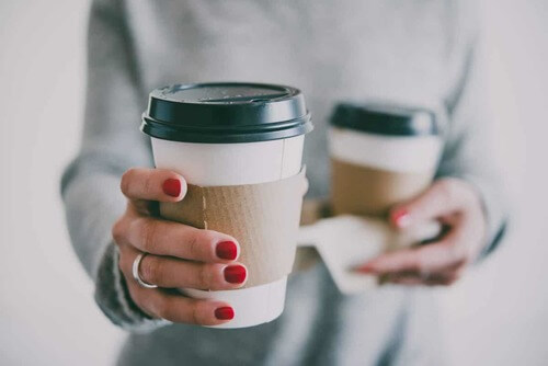 Donna con un caffè in mano.