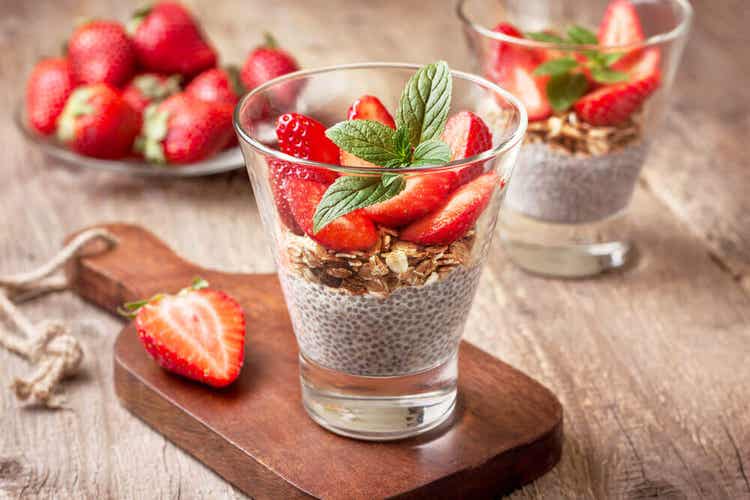 Chia pudding con topping fragole.