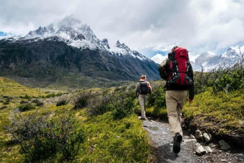 Coppia che fa trekking.