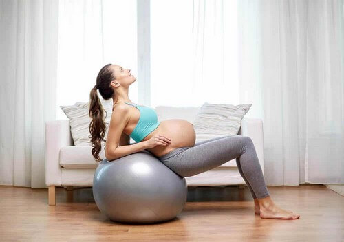 Donna atletica in gravidanza.