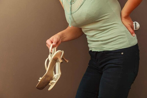 Donna con dolore al fianco.