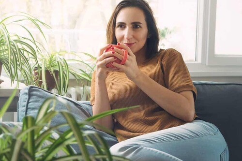 Donna con una tazza di caffè.