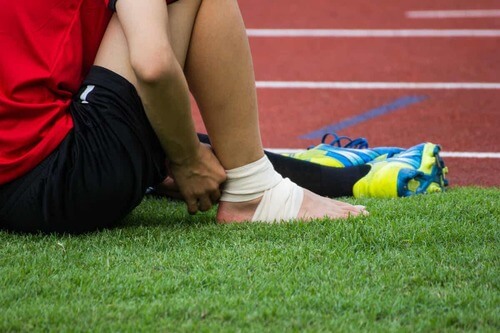 Infortunio alla caviglia destra nel calcio.