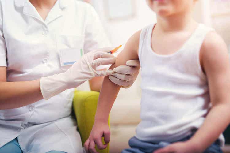 Iniezione vaccino obbligatorio nel bambino.