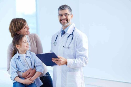Madre e figlia dal medico.