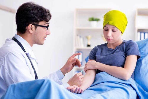 Medico e paziente in oncologia.