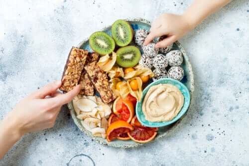 Piatto di dieta paleolitica per i bambini.