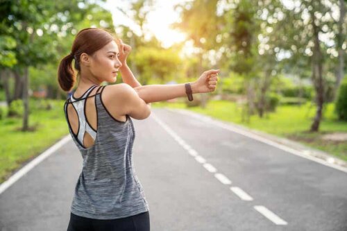 Benefici dello sport contro l'ansia e il panico: ragazza che fa stretching.