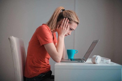 Ragazza stanca davanti il pc.