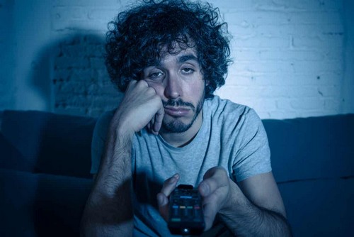 Uomo annoiato al buio.