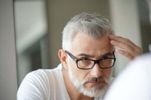 Lo stress fa venire i capelli bianchi?