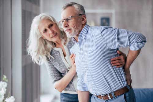 Le cadute nelle persone anziane: uomo con dolore alla schiena.