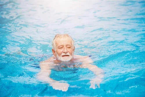 Anziano che nuota.