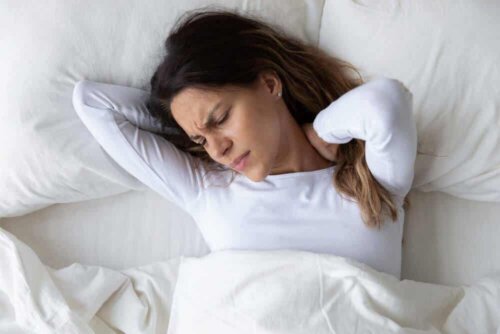 Polimiosite: donna con dolore al collo.