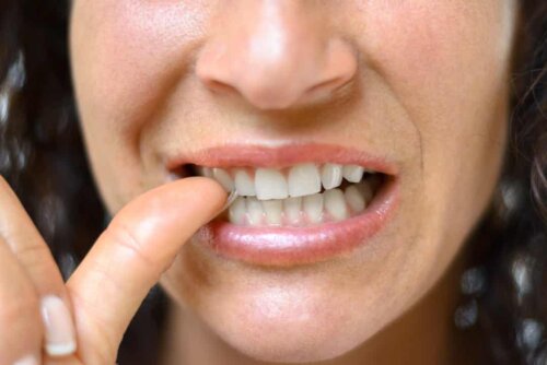 Donna che si tocca un dente.