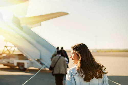 Donna che sta per salire su un aereo.