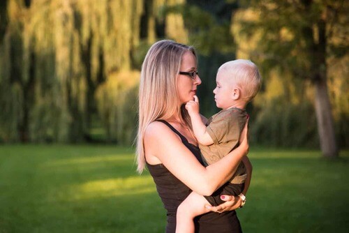 Mamma con il figlio in braccio.