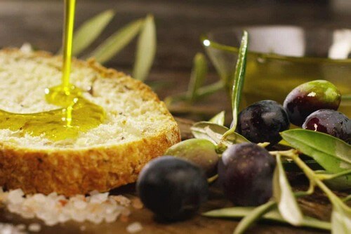 Un filo di olio e olive con pane.