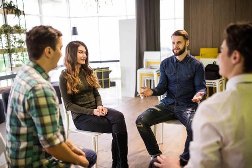 Gruppo di lavoro che parla.