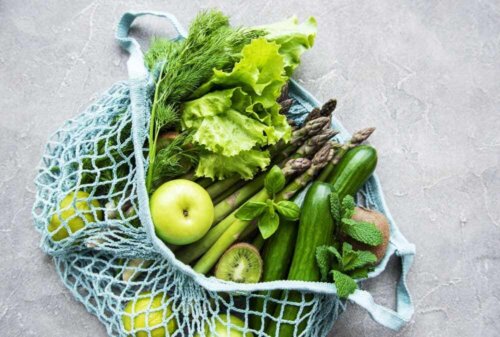 Borsa contenente frutta e verdura.