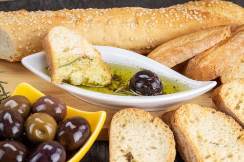 Pane al sesamo con olio e olive.