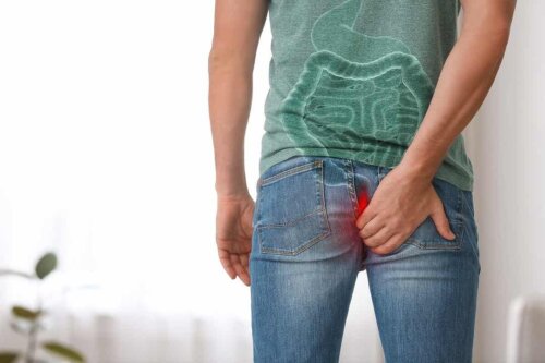 Uomo che opta per legatura elastica delle emorroidi.