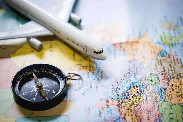Pianificare un viaggio per viaggiare sicuri allo estero.