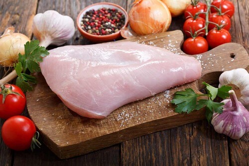 Carne di pollo su un tagliere.