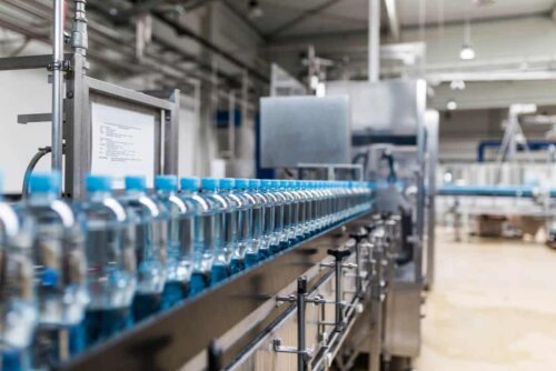 Stile industriale: processo di imbottigliamento.
